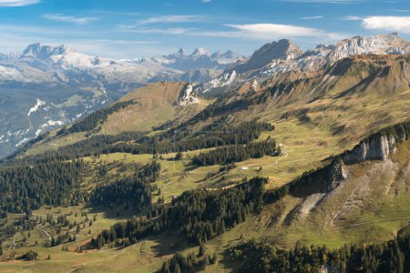 Luftaufnahme der Schweizer Alpen bei Fronalpstock in Stoos, Schweiz. Wanderwege in den Bergen. Heller, sonniger Tag.