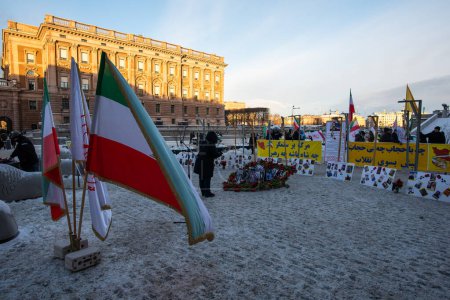 Téléchargez les photos : Stockholm, Suède - 18 décembre 2022 : Manifestation de la diaspora iranienne contre le régime iranien actuel, protestation près du palais royal - en image libre de droit