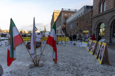 Téléchargez les photos : Stockholm, Suède - 18 décembre 2022 : Manifestation de la diaspora iranienne contre le régime iranien actuel, protestation près du palais royal - en image libre de droit