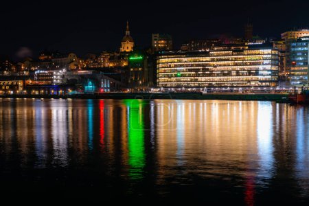 Téléchargez les photos : Stockholm, Sweden - December 23, 2022: Night view from Gamla Stan on Sdermalm Skeppsholmen - en image libre de droit