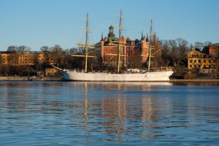 Téléchargez les photos : Stockholm, Sweden - December 24, 2022: af Chapman (ship) as seen from Gamla Stan on sunny winter day - en image libre de droit
