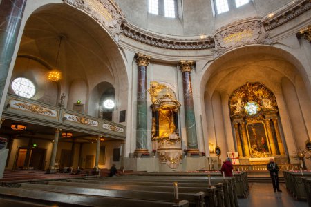 Téléchargez les photos : Stockholm, Suède - 14 janvier 2023 : Vue de l'autel de l'allée intérieure de l'église Hedvig Eleonora - en image libre de droit