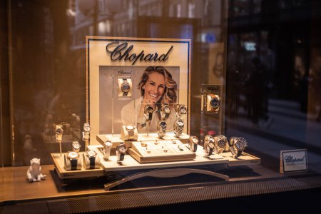 Foto de Estocolmo, Suecia - 14 de febrero de 2023: Chopard exhibición de relojes de lujo - Imagen libre de derechos