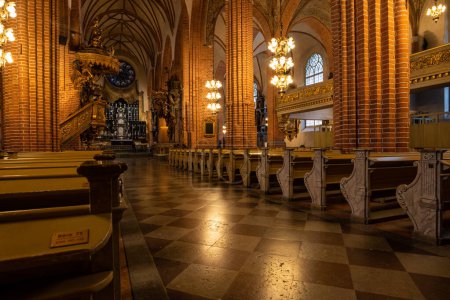 Foto de Estocolmo, Suecia - 14 de febrero de 2023: Storkyrkan (Catedral de Estocolmo) o Sankt Nikolai kyrka (Iglesia de San Nicolás) vista interior pasillo principal - Imagen libre de derechos