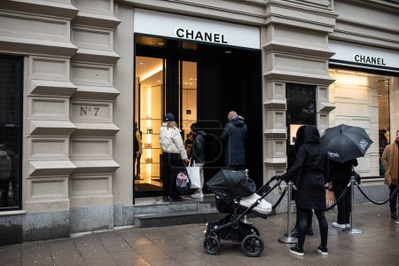 Foto de Estocolmo, Suecia - 10 de marzo de 2023: La gente espera en la cola para entrar en la tienda de lujo Chanel - Imagen libre de derechos
