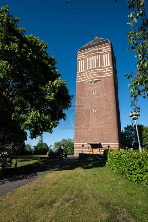 Foto de Linkping, Suecia - 29 de mayo de 2023: Gamla vattentornet, La antigua torre de agua en Kanberget por Axel Brunskog - Imagen libre de derechos