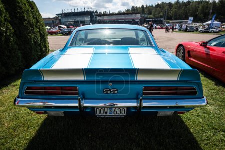 Foto de Estocolmo, Suecia - 05 de agosto de 2023: Vista trasera azul Chevrolet Camaro SS de primera generación - Imagen libre de derechos