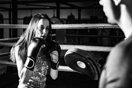 Téléchargez les photos : Femme en formation de boxe avec entraîneur personnel - en image libre de droit