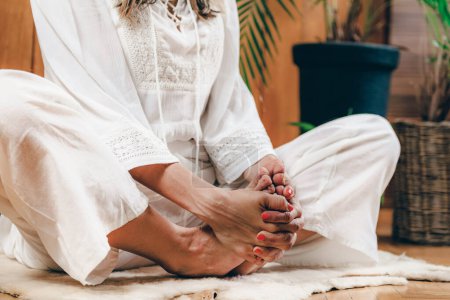 Frau praktiziert Kundalini Yoga für weibliche Energie 