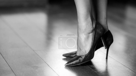 Foto de Zapatos de tacón alto de lujo brillantes. - Imagen libre de derechos