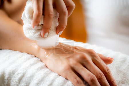 Téléchargez les photos : Massage sur glace par cryothérapie du poignet. Mains d'un thérapeute plaçant de la glace directement sur un poignet douloureux pour soulager la douleur, réduire l'inflammation et le gonflement et favoriser la guérison. - en image libre de droit