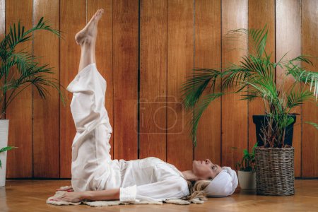 Mujer practicando Kundalini Yoga, ejercicios de Kriya para el centro del ombligo y eliminación de residuos intestinales  