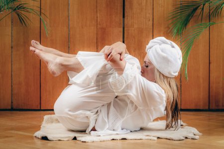 Foto de Mujer practicando Kundalini Yoga, ejercicios de Kriya para el centro del ombligo y eliminación de residuos intestinales - Imagen libre de derechos
