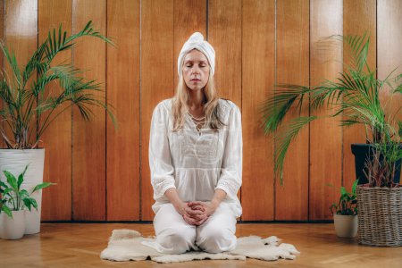 Téléchargez les photos : Femme pratiquant le Kundalini Yoga, exercices de Kriya pour le centre du nombril et élimination des déchets intestinaux - en image libre de droit