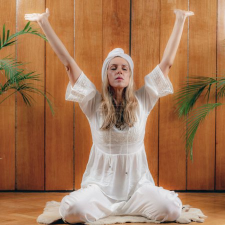 Téléchargez les photos : Kundalini Yoga pour la stimulation totale du système - en image libre de droit