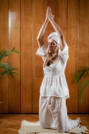 Foto de Kundalini Yoga para la Estimulación Total del Sistema - Imagen libre de derechos