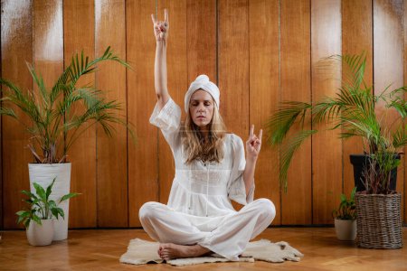 Téléchargez les photos : Kundalini Yoga pour la stimulation totale du système - en image libre de droit