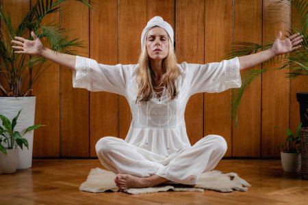 Téléchargez les photos : Kriya de Kundalini Yoga pour le dos. Douleur dorsale Mudra. - en image libre de droit