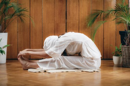Téléchargez les photos : Kundalini Yoga Kriya pour le métabolisme et la relaxation. - en image libre de droit