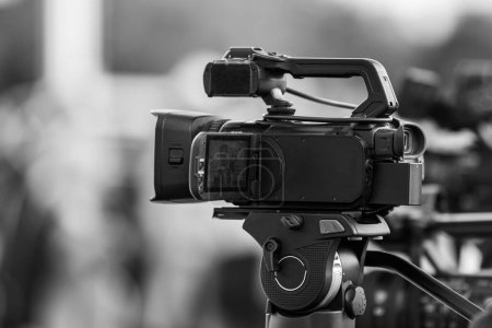 Téléchargez les photos : Caméra de télévision Enregistrement d'un événement publicitaire - en image libre de droit
