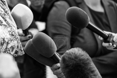 Téléchargez les photos : Des journalistes interviewent un groupe de personnes méconnaissables à l'extérieur - en image libre de droit