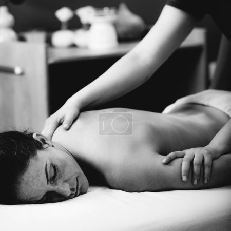 Téléchargez les photos : Massage relaxant pour les épaules, mains d'un massothérapeute massant les épaules d'une cliente - en image libre de droit