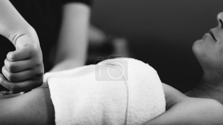 Téléchargez les photos : Salon de massage, femme ayant un massage de l'estomac. - en image libre de droit