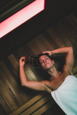 Téléchargez les photos : Femme relaxante dans un sauna chaud
. - en image libre de droit