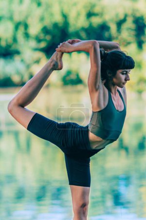 Téléchargez les photos : Yoga Woman by The Water. Dancer Pose - en image libre de droit
