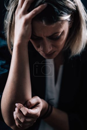Foto de Fear and anxiety, female face expressing strong negative emotions - Imagen libre de derechos