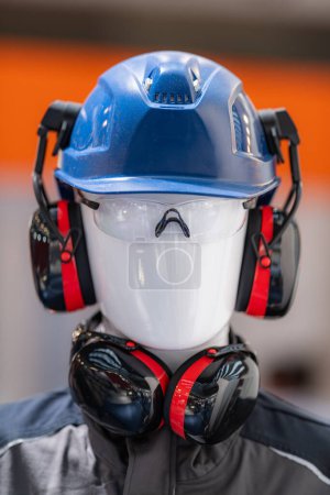 Téléchargez les photos : PPE - Industrial Work Safety and Personal Protection Equipment on Display. Safety helmet and anti-noise earmuffs - en image libre de droit