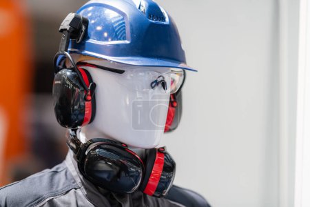 Téléchargez les photos : EPI - Équipement industriel de sécurité au travail et de protection individuelle exposé. Casque de sécurité et cache-oreilles anti-bruit - en image libre de droit