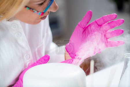 Téléchargez les photos : Aroma Diffuser in a Lab, Olfactory Science Technician Smelling the Fragrance. - en image libre de droit