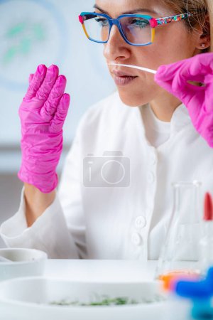 Téléchargez les photos : Parfum odorant sur papier d'essai de parfum dans le laboratoire. - en image libre de droit