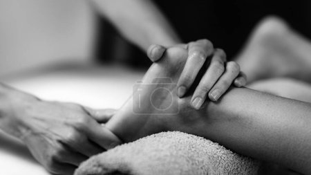 Téléchargez les photos : Massage ayurvédique des pieds. Mains d'Ayurveda Praticien massant les pieds féminins - en image libre de droit
