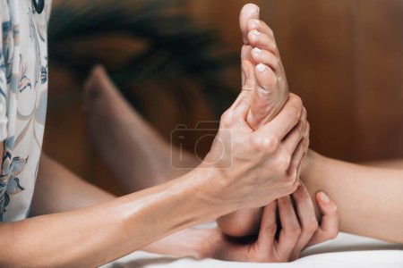 Téléchargez les photos : Ayurvedic Reflexology Foot Massage, Ayurveda practitioner pressing meridian points on female foot. - en image libre de droit