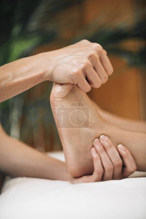 Téléchargez les photos : Réflexologie ayurvédique Massage des pieds, praticien ayurvédique pressant les points méridiens sur le pied féminin. - en image libre de droit