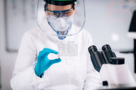 Foto de Bioarqueología. Arqueólogo analizando cráneo humano en laboratorio de arqueología del ADN
. - Imagen libre de derechos
