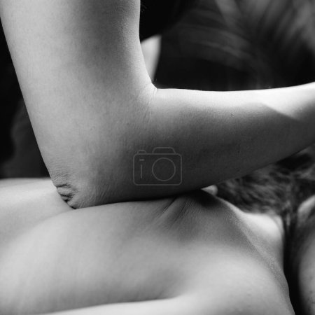 Téléchargez les photos : Thérapie de massage des tissus profonds. Thérapeute massant les femmes dos, en utilisant la pression du coude. - en image libre de droit