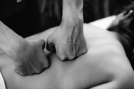 Téléchargez les photos : Massage du dos dans le salon. Massage profond des tissus des femmes dos - en image libre de droit