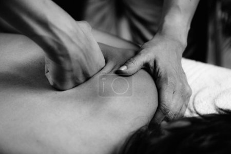 Foto de Terapia de masaje de tejidos profundos. Terapeuta manos masaje womans hombro - Imagen libre de derechos