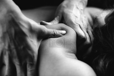 Foto de Terapia de masaje de tejidos profundos. Terapeuta manos masaje womans hombro - Imagen libre de derechos