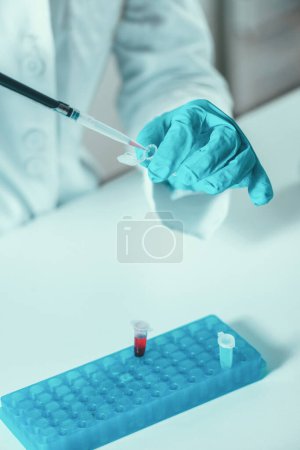 Foto de Ciencias forenses en el laboratorio. Científico forense examinando DNK con evidencia - Imagen libre de derechos
