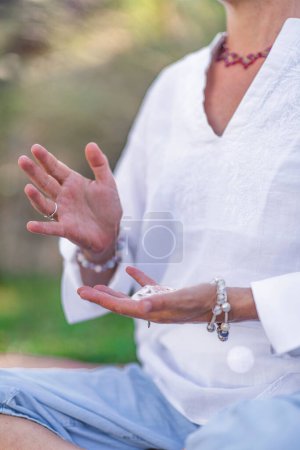 Foto de Terapeuta de sanación de cristales femenina meditando, manifestando abundancia con cristales de selenita blanca. Trabajos energéticos - Imagen libre de derechos