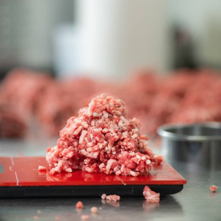 Foto de Carne de res cruda molida que pesa en una balanza en un restaurante grande. - Imagen libre de derechos