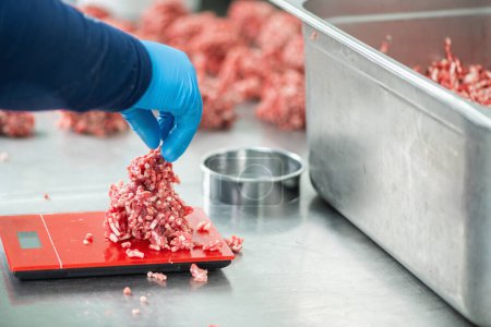Foto de Carne de res cruda molida que pesa en una balanza en un restaurante grande. - Imagen libre de derechos