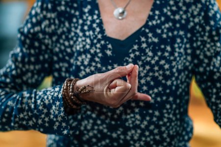 Foto de Hridaya Mudra o Mudra del Corazón Espiritual. gesto de la mano sosteniendo los dedos en Hridaya Mudra para la auto-curación, equilibrio y apertura del chakra del corazón. - Imagen libre de derechos