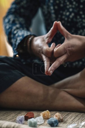 Foto de Kalesvara Mudra o Mind Calming Mudra. Gesto de manos sosteniendo los dedos en Kalesvara Mudra para la meditación, la auto-curación y un mejor control de los pensamientos y emociones. - Imagen libre de derechos