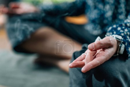 Foto de Shjalá mudra o Heaven Mudra. gesto de la mano sosteniendo los dedos en Shjalá Mudra para la meditación, la auto-curación y la apertura - Imagen libre de derechos