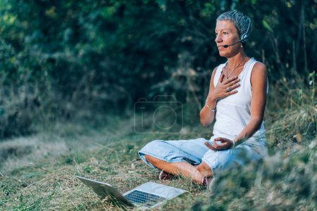 Foto de Sesión de curación remota. Sanador espiritual teniendo una sesión de sanación en línea con un cliente - Imagen libre de derechos
